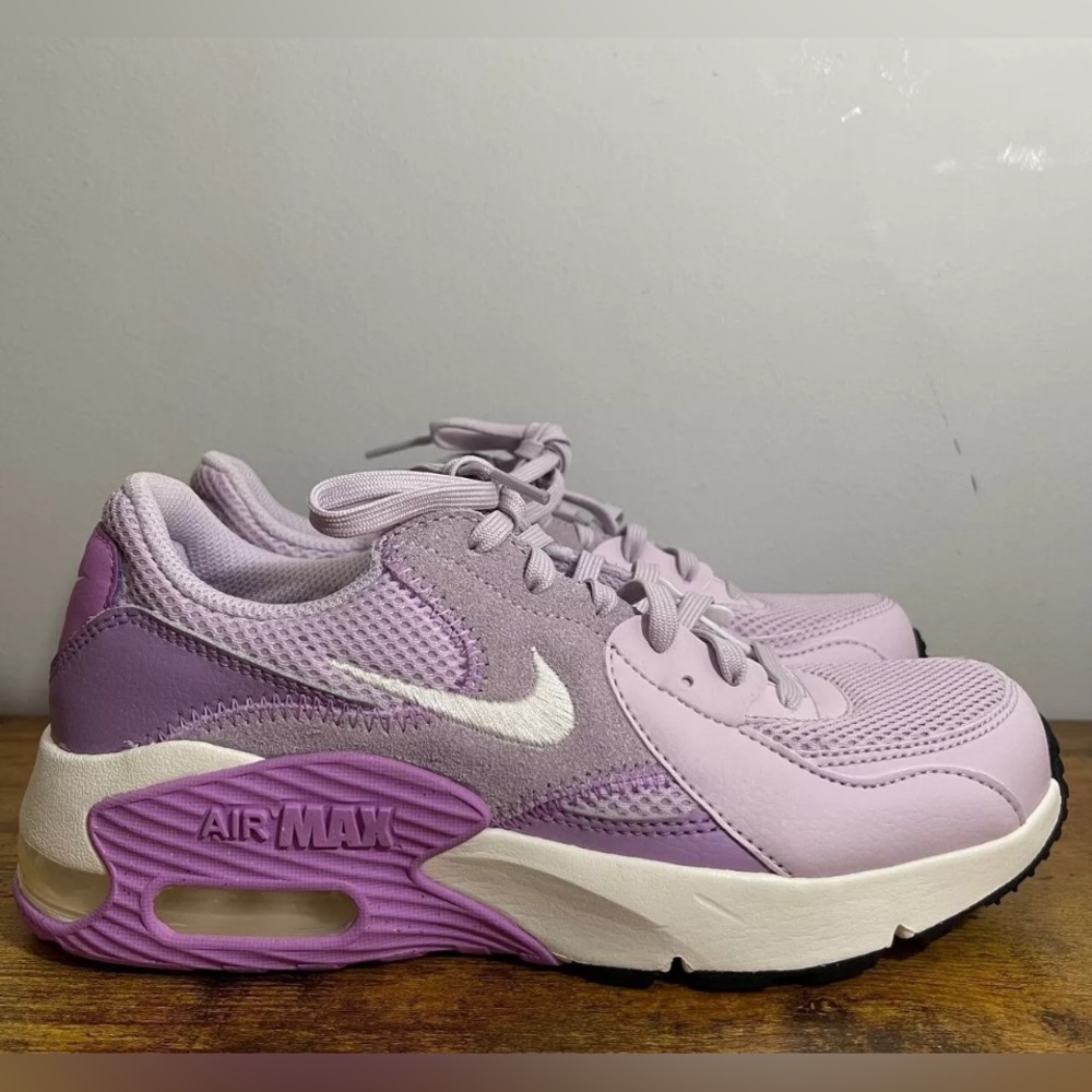 NEW Nike Women’s Air Excee size 6